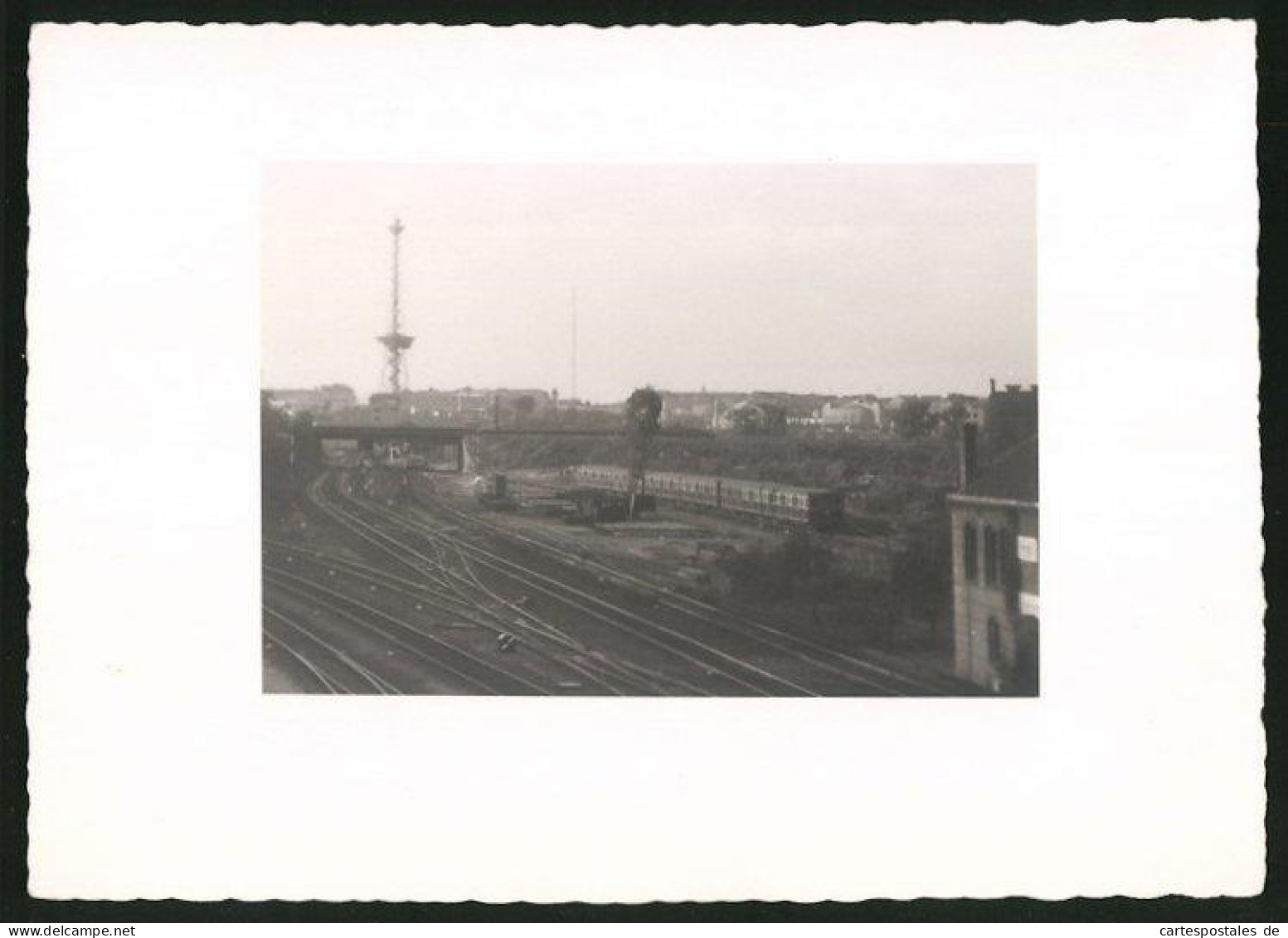 Fotografie Unbekannter Fotograf, Ansicht Berlin, Blick Zum Funkturm Am Messegelände Vom Bahnhof Witzleben Gesehen  - Orte