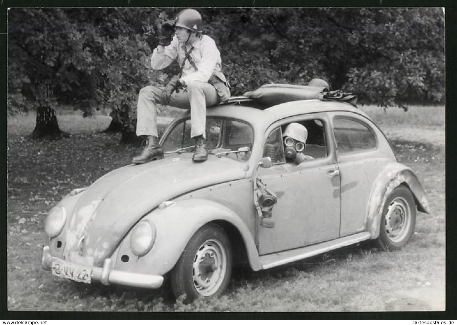 Fotografie Auto VW Käfer, Burschen Mit Stahlhelm & Gasmaske Spielen Bundeswehr, Volkswagen Mit Kennzeichen Berlin  - Krieg, Militär