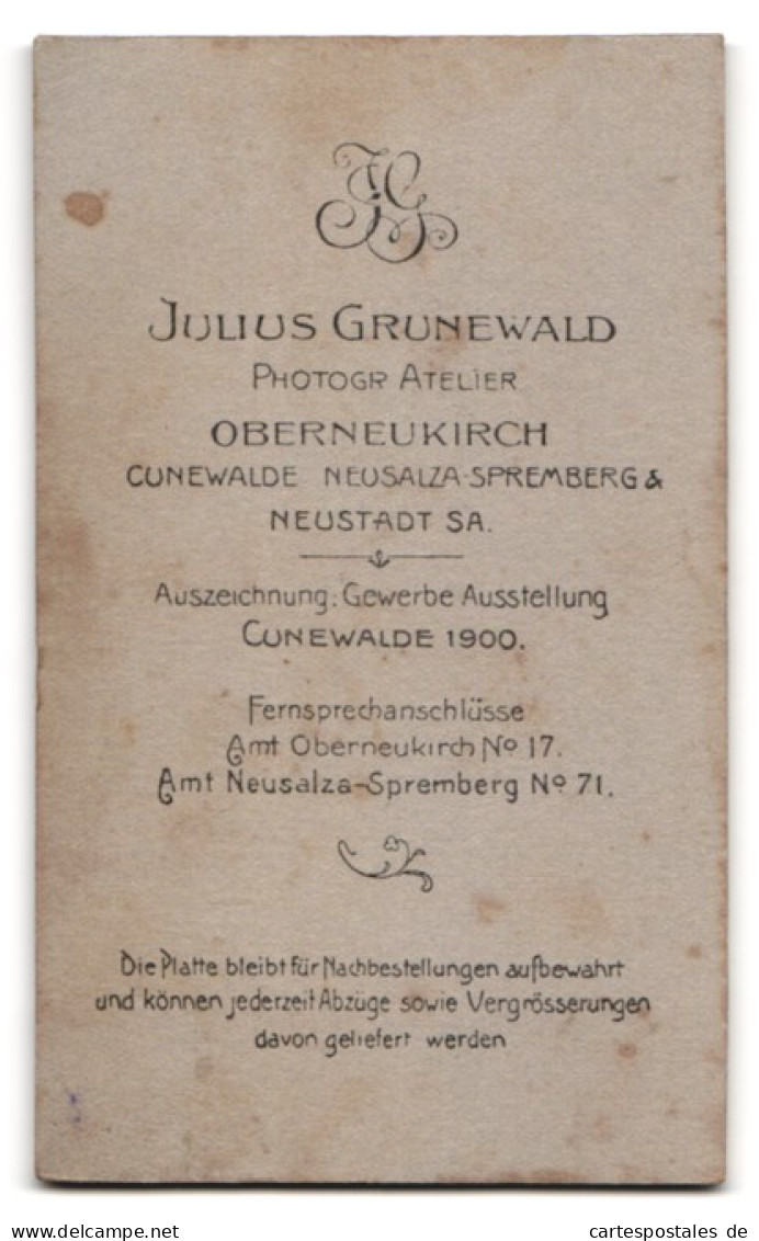 Fotografie Julius Grunewald, Oberneukirch, Portrait Stolze Mutter Mit Zwei Töchtern In Eleganten Kleidern  - Anonyme Personen