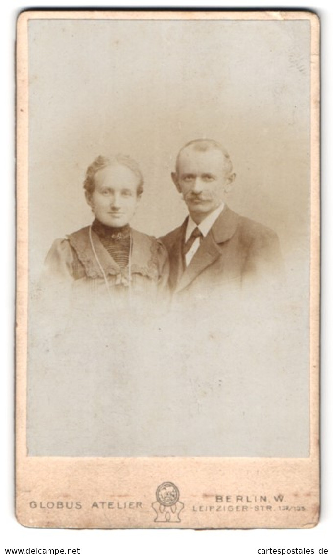 Fotografie Atelier Globus, Berlin, Leipzigerstr. 132 /135, Portrait Eines Elegant Gekleideten Paares  - Personnes Anonymes