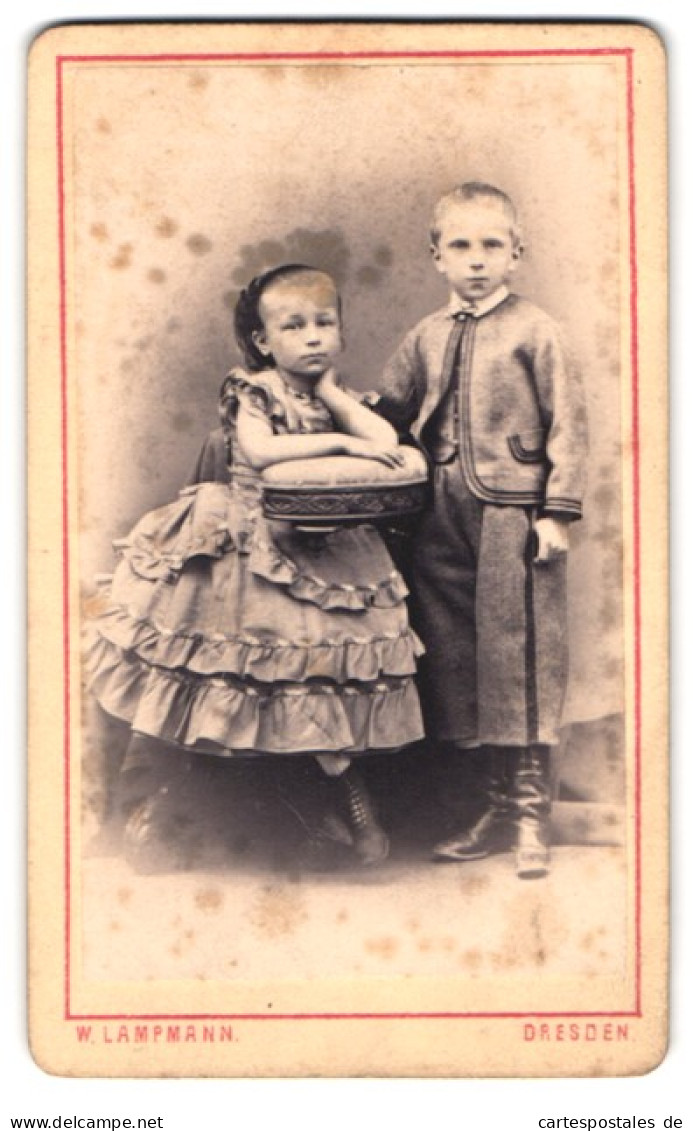 Fotografie W. Lampmann, Dresden, Räcknitz-Platz 4, Portrait Niedliches Kinderpaar In Hübscher Kleidung  - Anonyme Personen