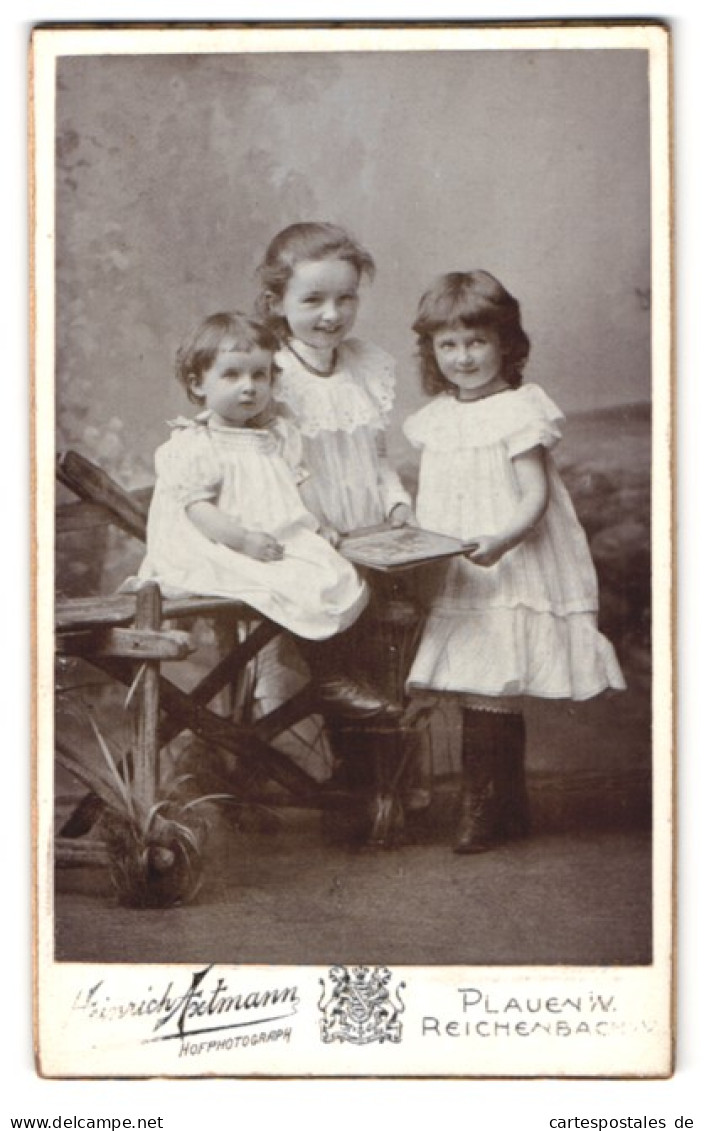 Fotografie Heinrich Axtmann, Plauen I. V., Portrait Drei Bezaubernde Mädchen Mit Buch In Den Händen  - Anonyme Personen