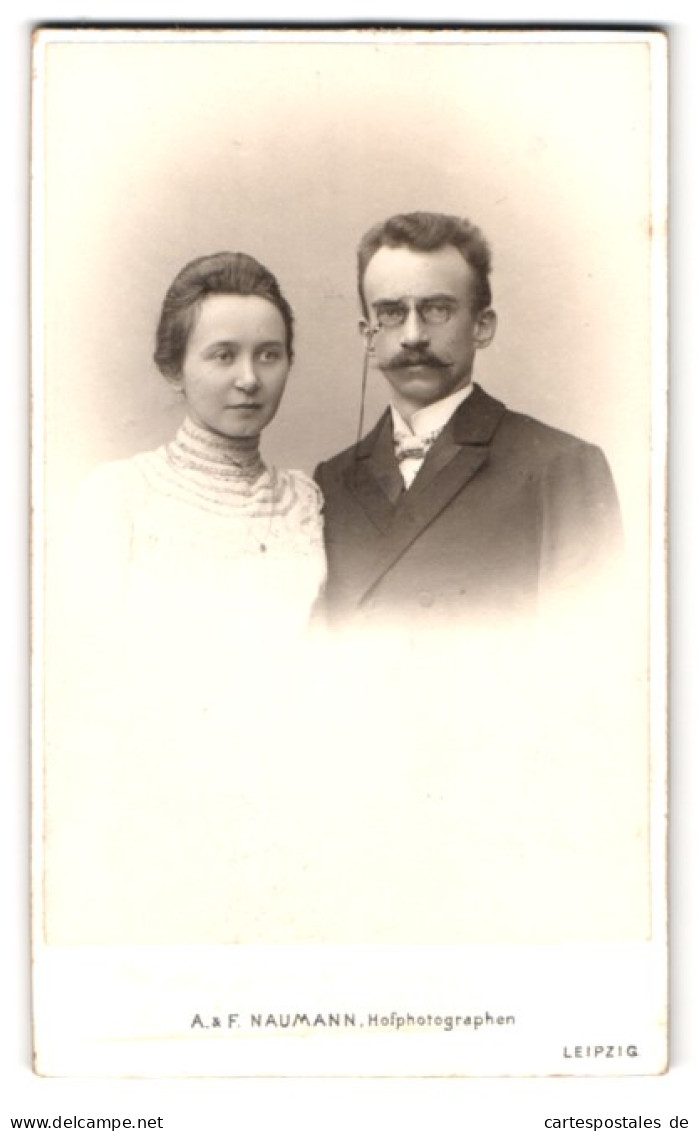 Fotografie A. & F. Naumann, Leipzig, Dorotheenstr. 6, Portrait Eines Elegant Gekleideten Paares  - Personnes Anonymes