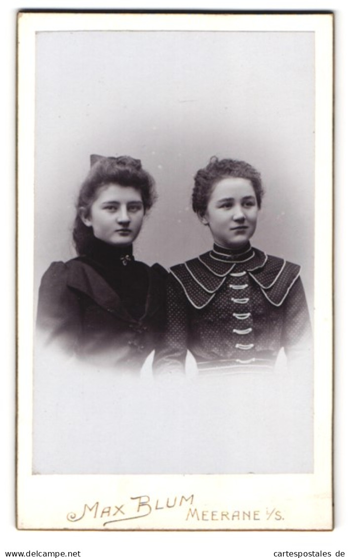 Fotografie Max Blum, Meerane I. S., Poststr. 59, Portrait Zwei Bildschöne Junge Frauen In Prachtvollen Kleidern  - Personnes Anonymes