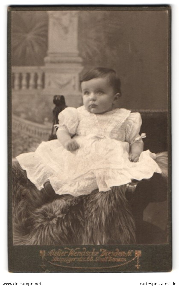 Fotografie Atelier Wendsche, Dresden-N., Leipzigerstr. 58, Portrait Niedliches Kleines Mädchen Im Weissen Taufkleidch  - Anonyme Personen