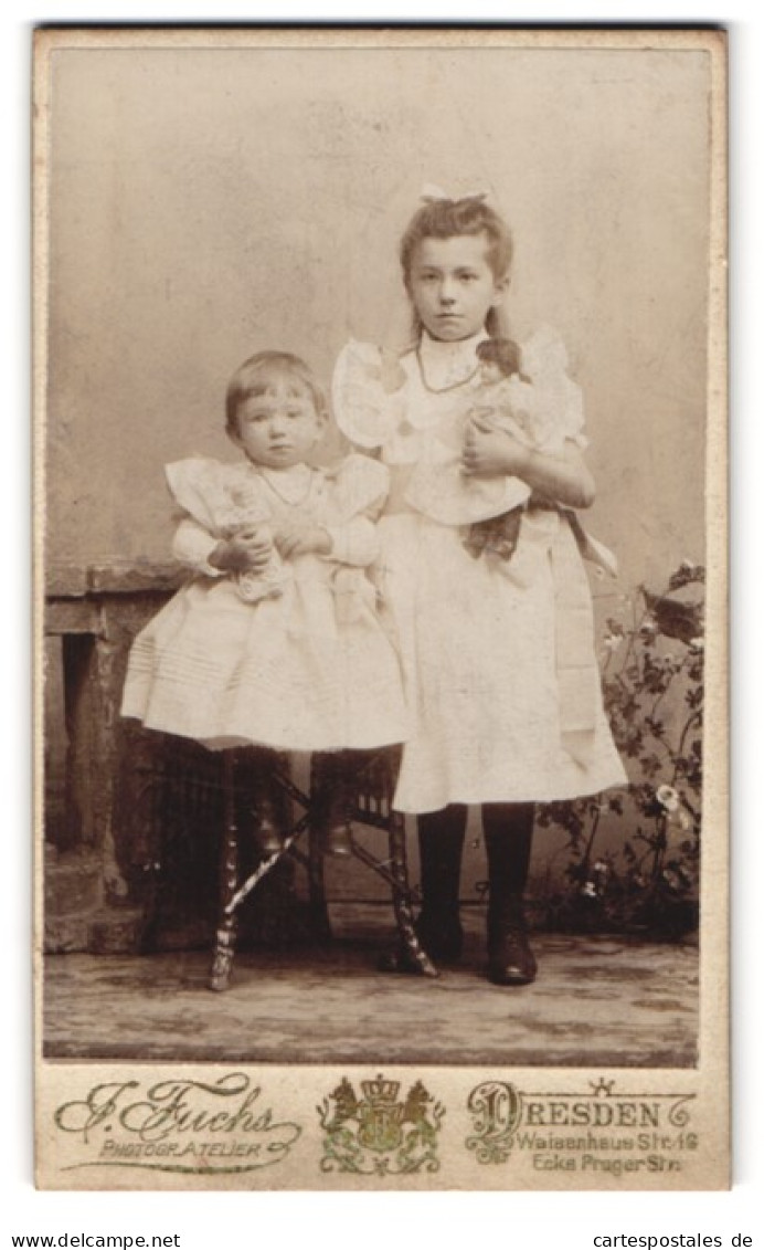Fotografie J. Fuchs, Dresden, Waisenhausstr., Portrait Zwei Niedliche Mädchen Mit Spielzeug Im Arm  - Anonyme Personen