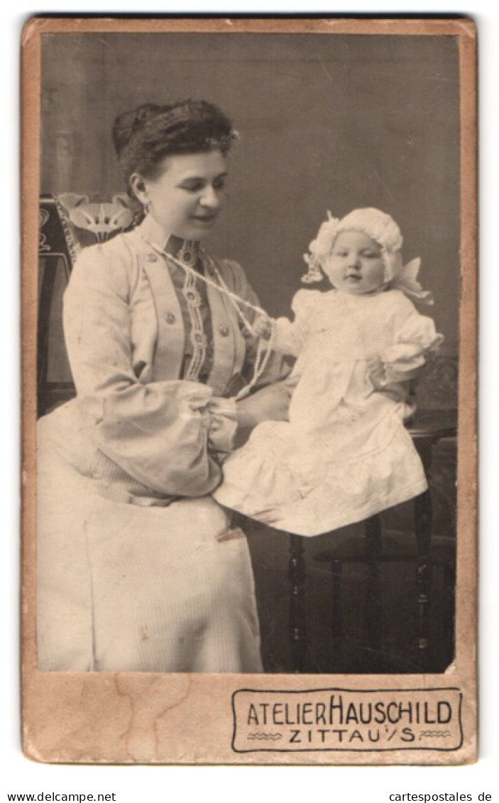 Fotografie Atelier Hauschild, Zittau I. S., Cirkus-Allee 4, Portrait Stolze Mutter Mit Süsser Tochter Im Taufkleidchen  - Anonyme Personen