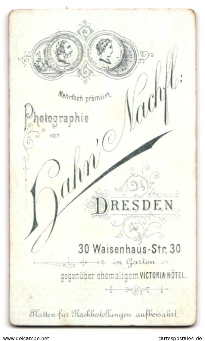 Fotografie Hahn's Nachf., Dresden, Waisenhausstr. 30, Portrait Süsser Blonder Bube Mit Giesskanne In Der Hand  - Anonymous Persons