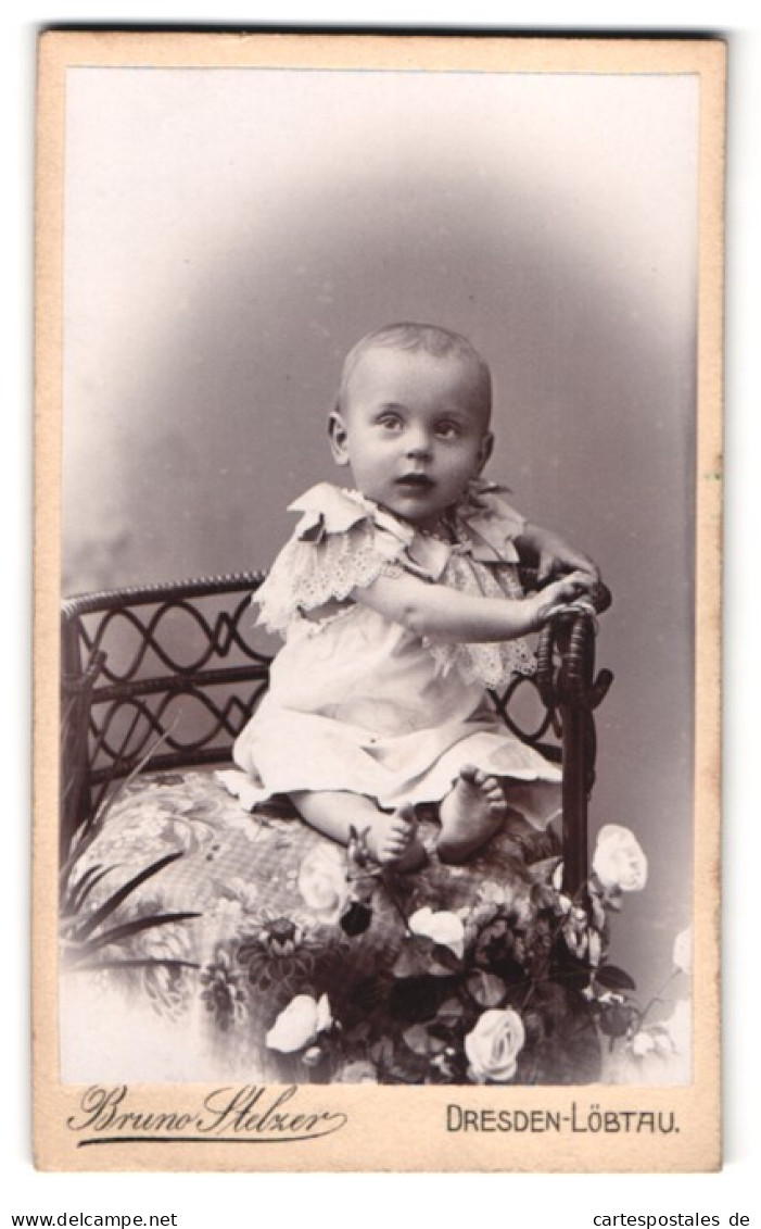 Fotografie Bruno Stelzer, Dresden-Löbau, Reisewitzerstr. 20, Portrait Kleinkind Im Kleidchen  - Anonyme Personen