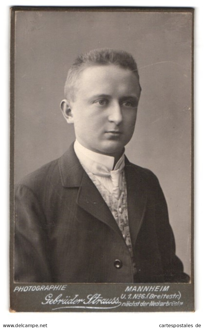 Fotografie Gebrüder Strauss, Mannheim, Breitestr., Portrait Junger Mann Mit Weisser Krawatte  - Persone Anonimi