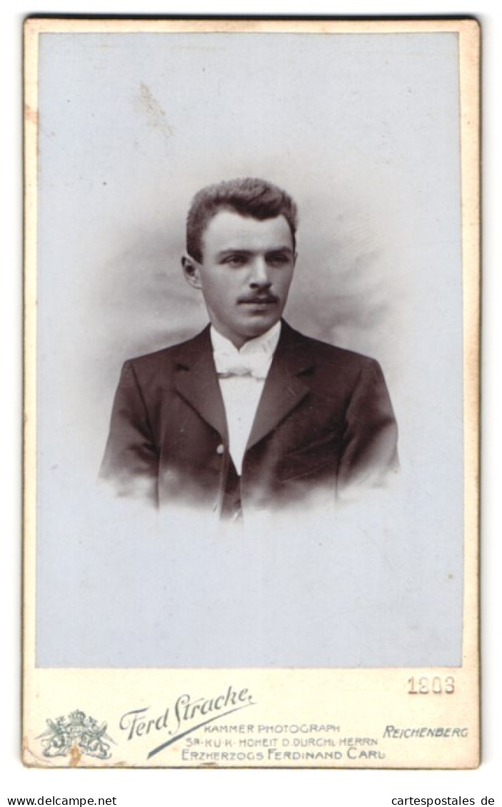 Fotografie Ferd. Stracke, Reichenberg I/B., Schützengasse 22, Portrait Junger Mann Im Anzug  - Anonyme Personen