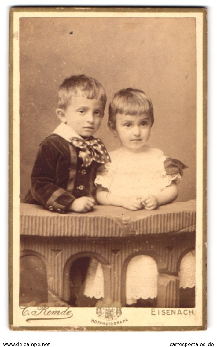Fotografie C. Remde, Eisenach, Frauenberg 29, Portrait Geschwisterpaar In Hübschen Kleidern  - Anonyme Personen
