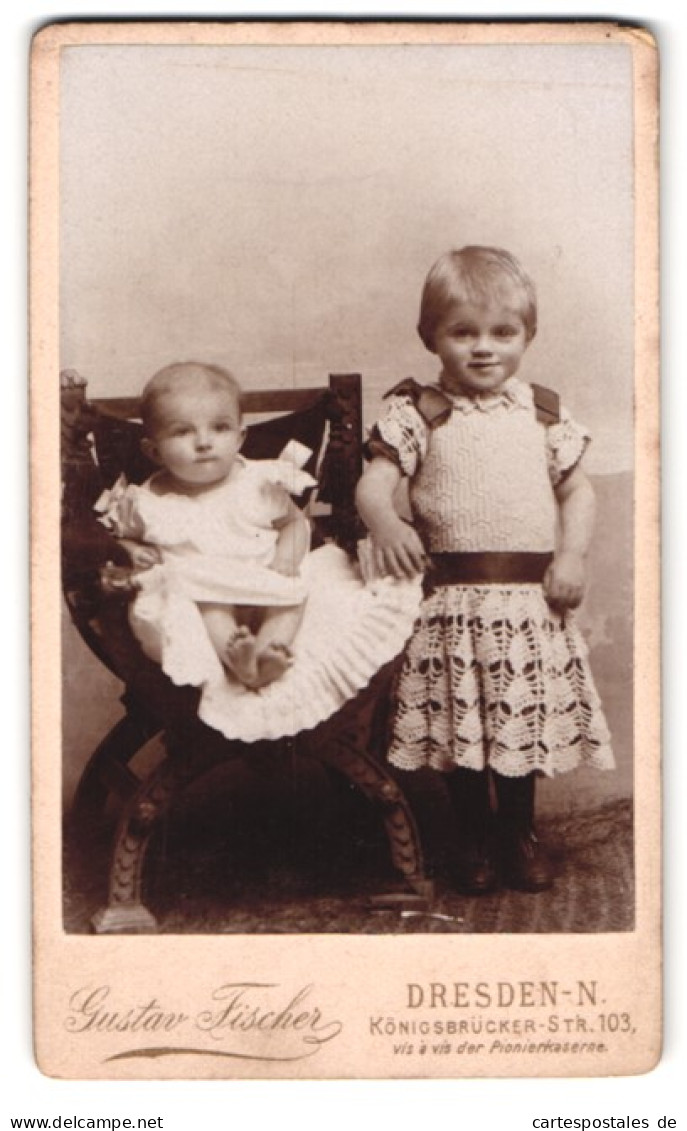 Fotografie Gustav Fischer, Dresden-N., Königsbrückerstr. 103, Portrait Niedliche Kinder In Hübschen Kleidchen  - Anonyme Personen