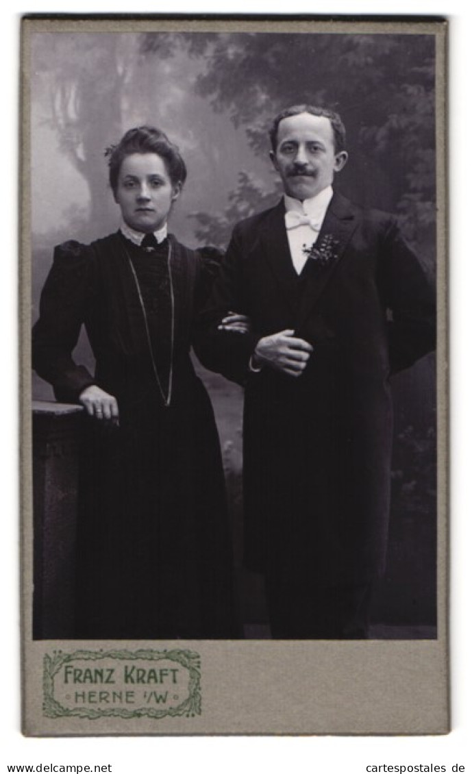 Fotografie Franz Kraft, Herne I/W., Bahnhofstr. 27, Portrait Elegant Gekleidetes Ehepaar  - Anonymous Persons