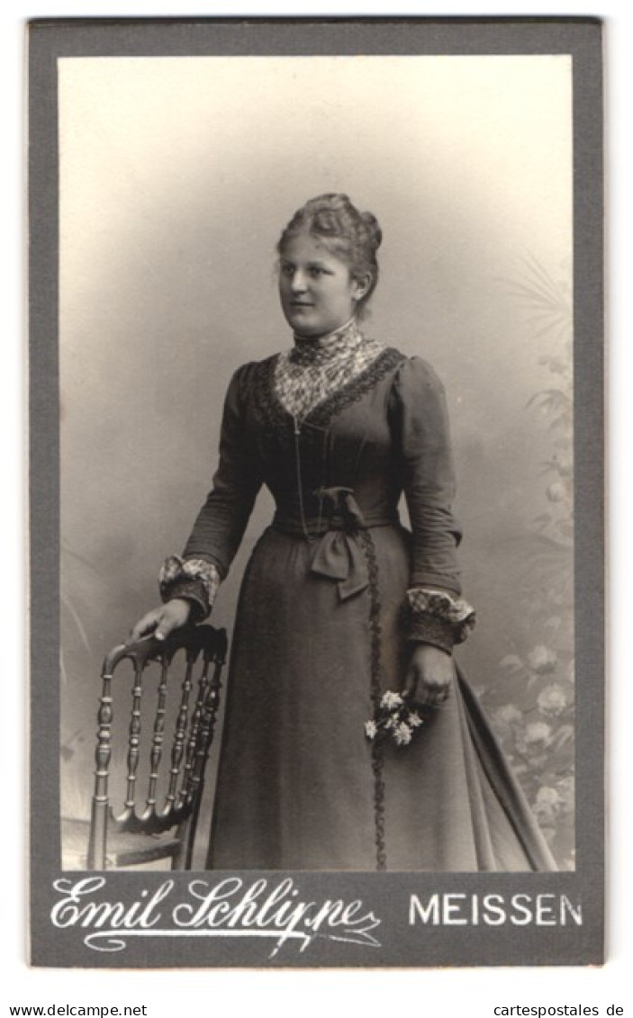 Fotografie Emil Schlippe, Meissen, Elbberg 1, Portrait Frau Im Schönen Kleid Mit Blüte In Händen  - Personnes Anonymes