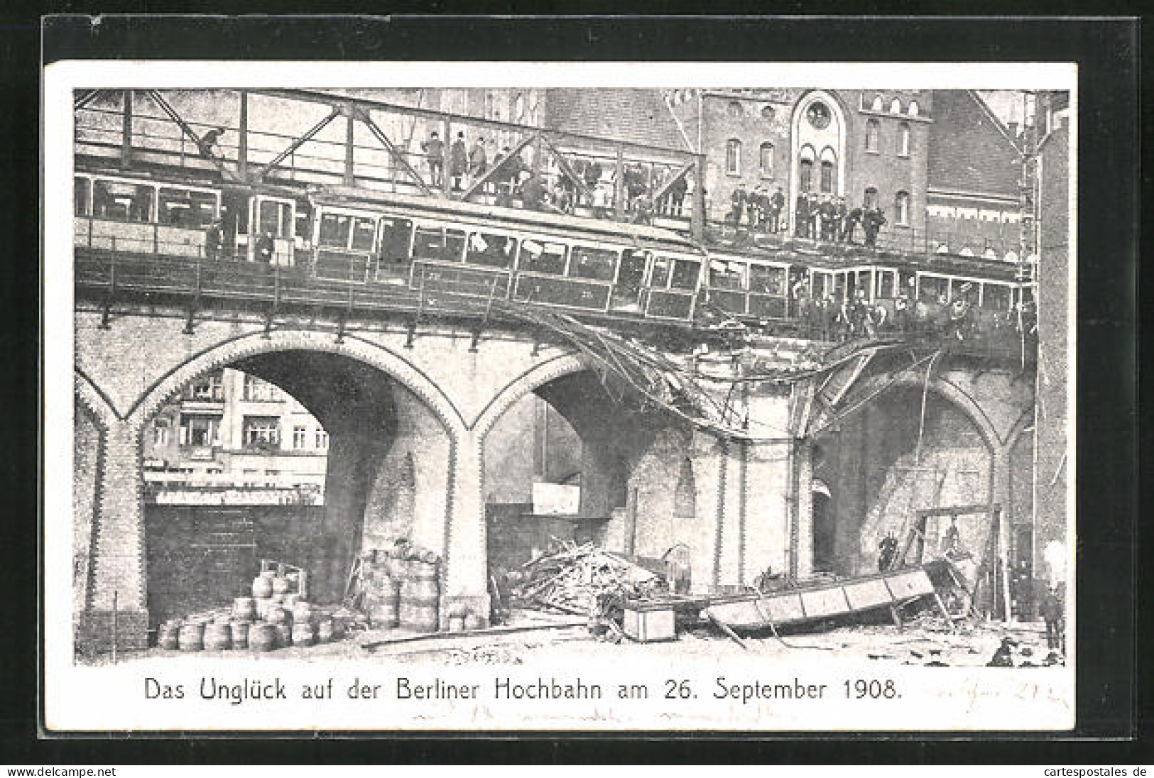 AK Berlin-Kreuzberg, Eisenbahnkatastrophe 1908, Abgestürzter Wagen  - Treni