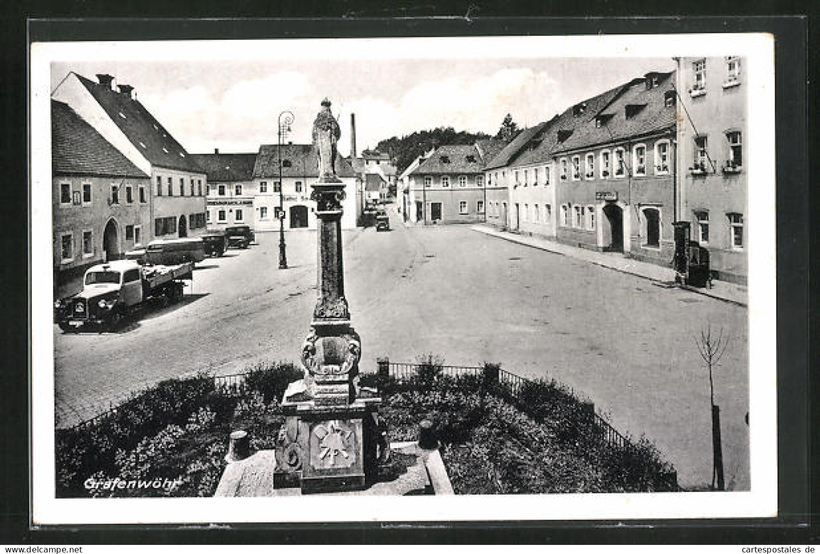 AK Grafenwöhr, Strassenpartie Mit Gasthof Und Denkmal  - Grafenwoehr