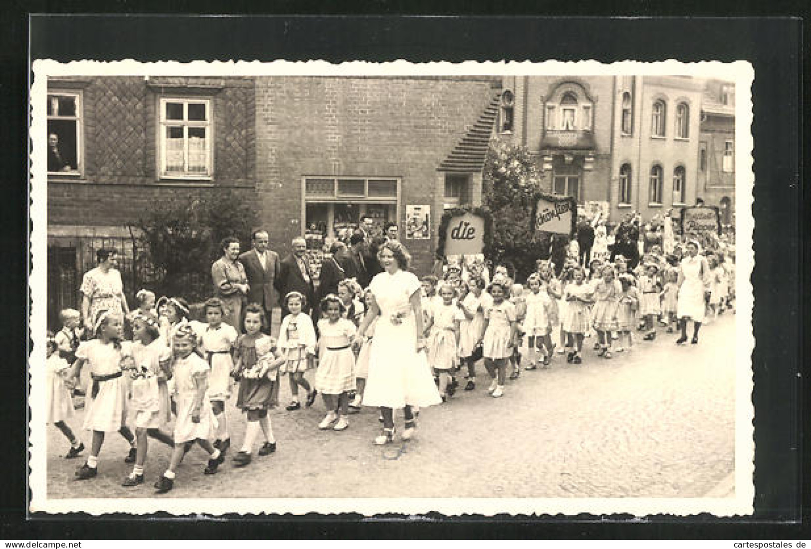 Foto-AK Neustadt /Rbg., Kinderfest Mit Strassenumzug Ca. 1950  - Neustadt (Holstein)