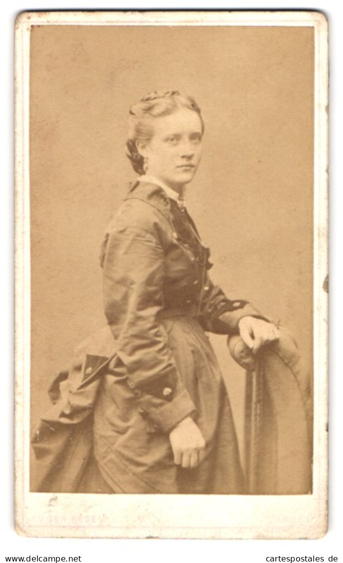 Fotografie Eugen Kegel, Cassel, Grosse-Rosen-Strasse 5, Bildschöne Frau In Festlichem Kleid  - Anonymous Persons