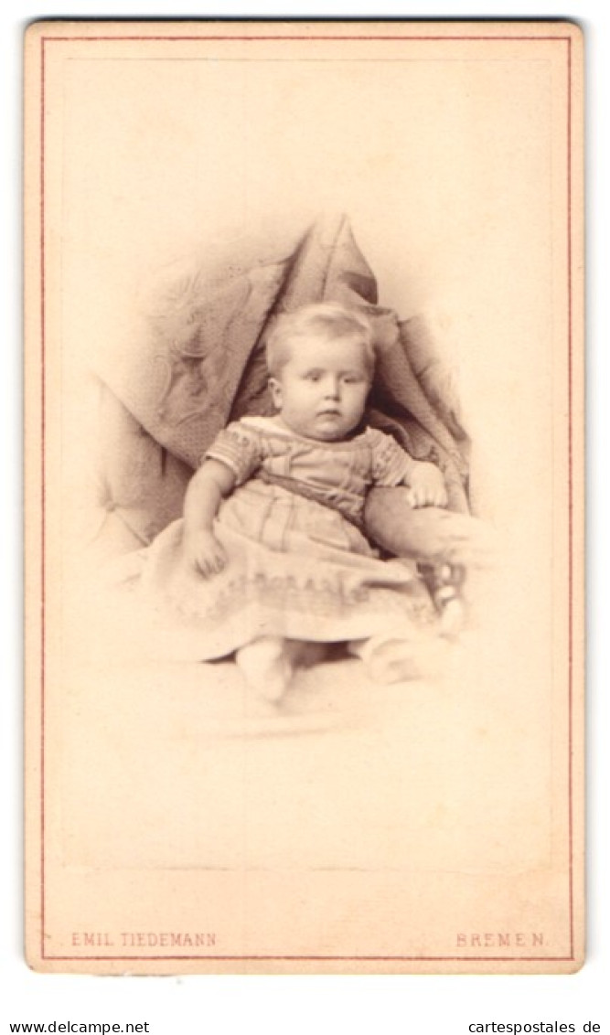 Fotografie Emil Tiedemann, Bremen, Richtweg 12, Drolliges Baby Im Kleidchen  - Personnes Anonymes
