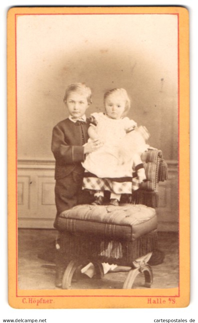 Fotografie C. Höpfner, Halle A. S., Alter Markt 1, Bruder Mit Seiner Kleinen Schwester Auf Sessel  - Anonymous Persons