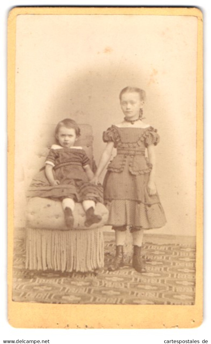 Fotografie Adolf Zeisig, Perleberg, Zwei Schwestern In Rüschenkleidern  - Personnes Anonymes