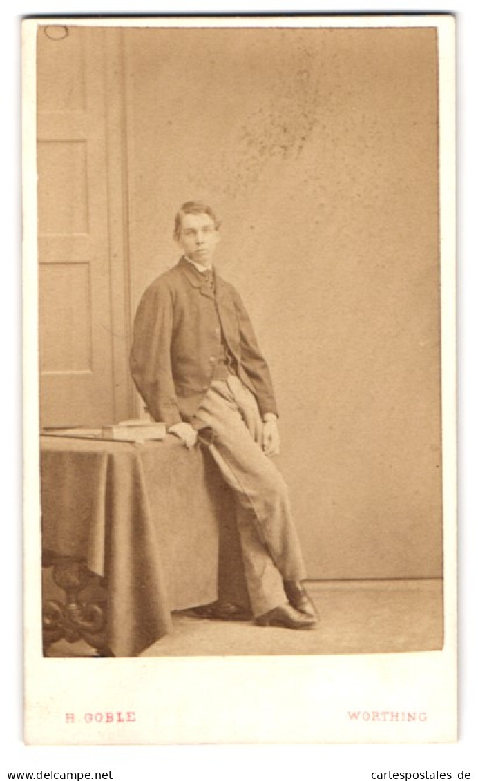 Photo H. Goble, Worthing, Portrait Junger Mann Im Anzug Lehnt Auf Einem Tisch, 1865  - Personas Anónimos