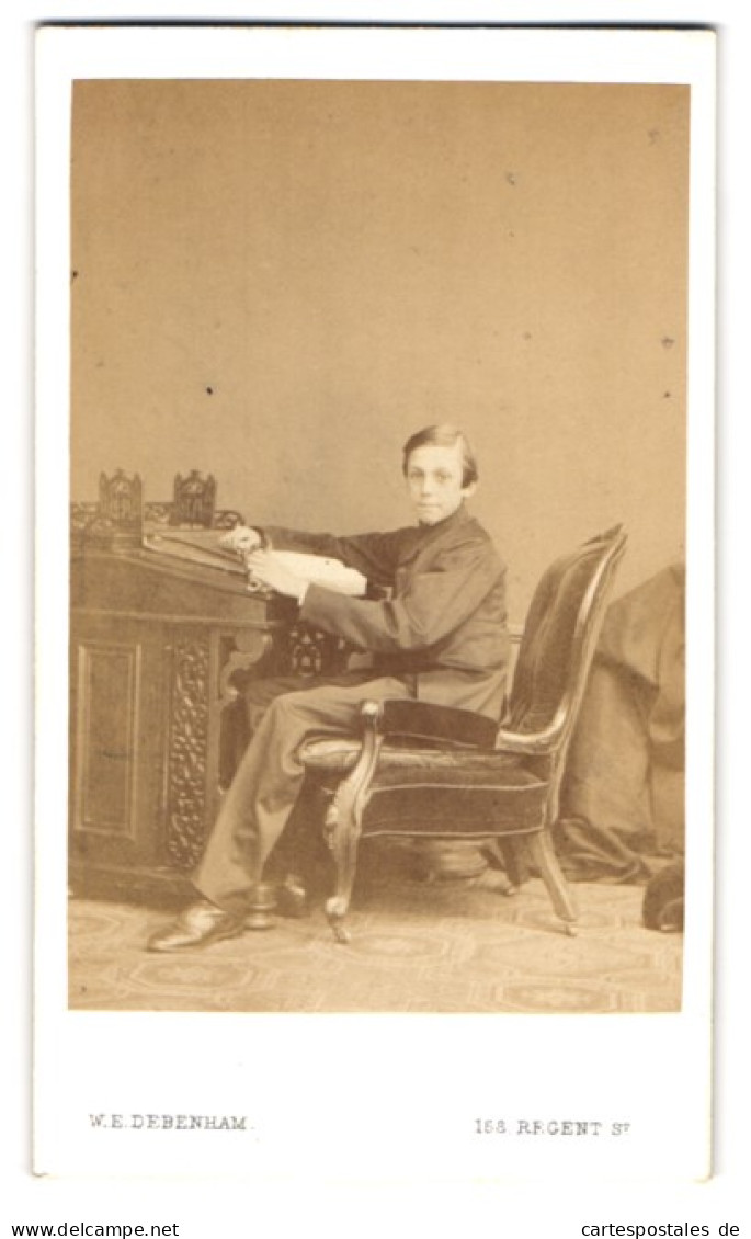 Photo W. E. Debenham, London, 158 Regent Street, Portrait Knabe Im Anzug Sitzend Am Sekretär, 1864  - Anonymous Persons