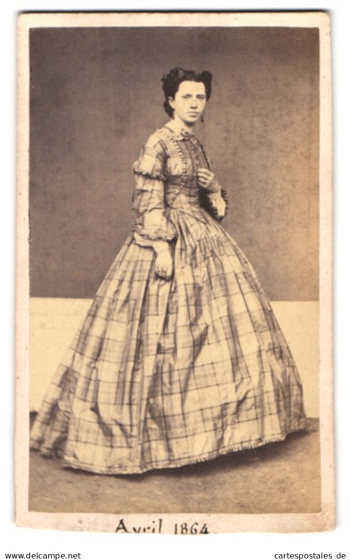Fotografie Unbekannter Fotograf Und Ort, Portrait Junge Frau Im Karierten Reifrock Kleid Posieren Im Atelier, 1864  - Anonymous Persons