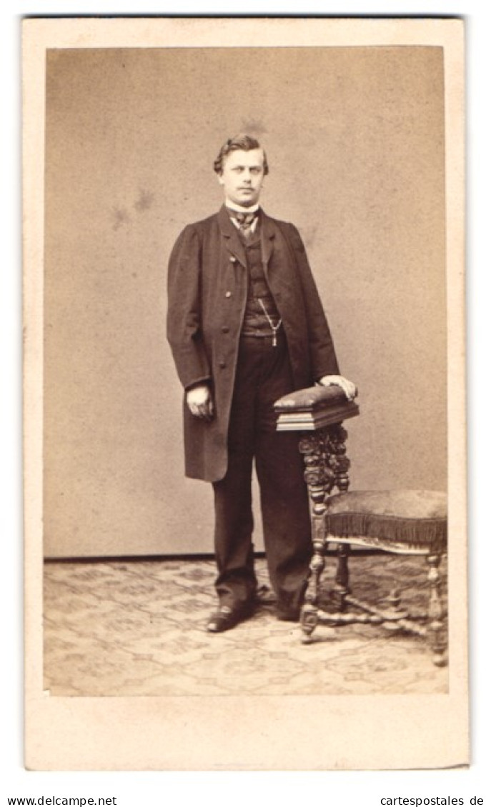 Fotografie A. Hecht, Magdeburg, Stephansbrücke 15, Portrait Mann Im Anzug Stehen An Einem Stuhl  - Anonymous Persons