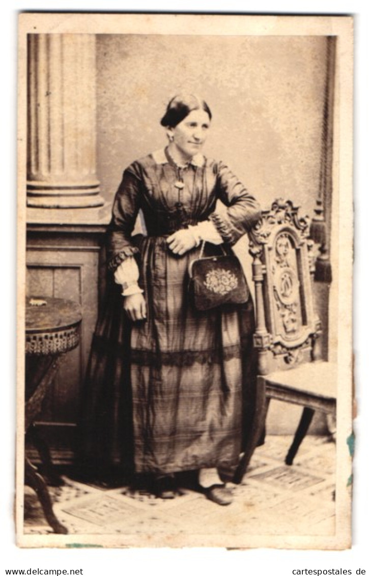 Fotografie A. Strumhöfel, Freiberg, Fischergasse 47, Portrait Dame Im Karierten Kleid Mit Bestickter Samthandtasche  - Anonyme Personen