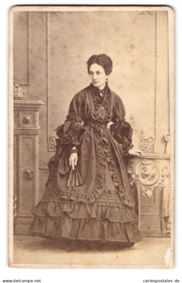 Fotografie H. Gläser, Wiesbaden, Taunustr. 19, Portrait Dame Im Pompösen Biedermeierkleid Mit Perlenkette  - Personnes Anonymes