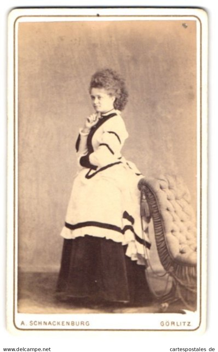 Fotografie A. Schnackenburg, Görlitz, Schützweg 1, Portrait Junge Frau Im Hellen Kleid Mit Locken  - Personas Anónimos