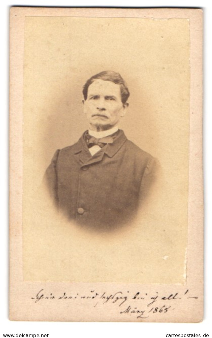 Fotografie E. Hering, Wiesbaden, Wilhelmsallee, Portrait Herr Im Anzug Mit Fliege, 1865  - Anonyme Personen