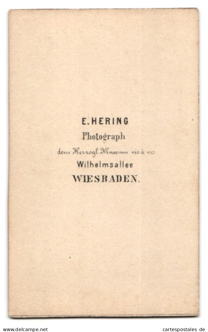 Fotografie E. Hering, Wiesbaden, Wilhelmsallee, Portrait Herr Im Anzug Mit Fliege, 1865  - Anonyme Personen
