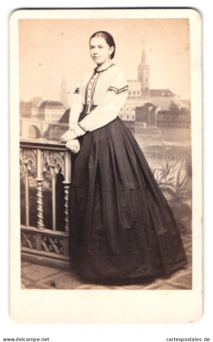 Fotografie W. Berger, Dresden, Portrait Junge Frau Doris Im Kleid Mit Heller Bluse Vor Einer Studiokulisse  - Anonyme Personen