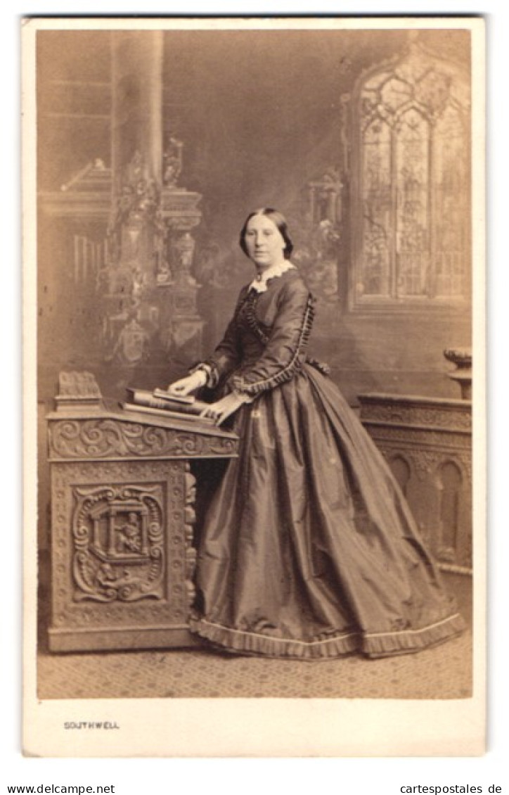 Photo Southwell Brothers, London, 22 Baker Street, Portrait Dame Im Biedermeierkleid Am Lesepult, 1864  - Anonyme Personen