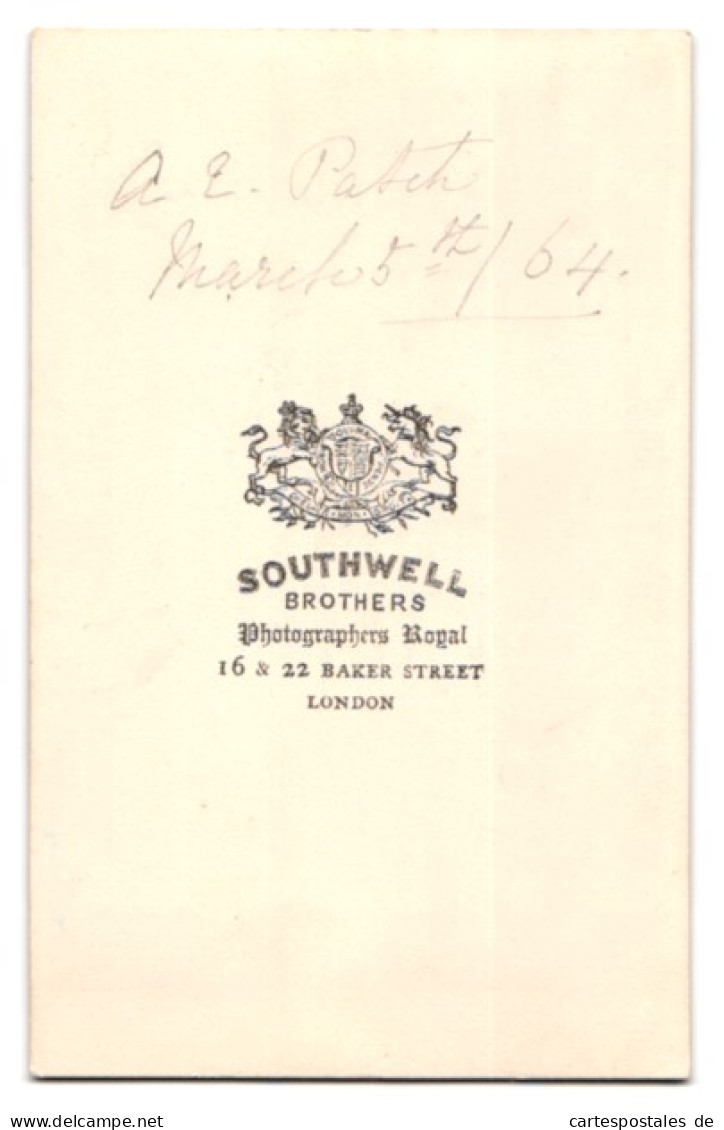 Photo Southwell Brothers, London, 22 Baker Street, Portrait Dame Im Biedermeierkleid Am Lesepult, 1864  - Anonieme Personen