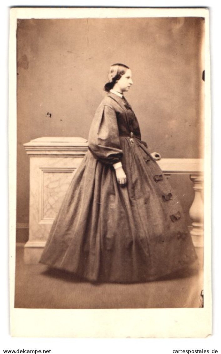 Fotografie Ayers, Yarmouth, Clarence Place 3, Portrait Junge Frau Im Reifrock Kleid Stehend Im Seitenprofil, 1862  - Anonyme Personen
