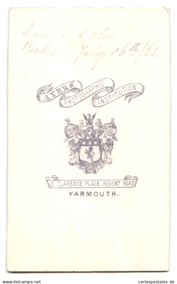 Fotografie Ayers, Yarmouth, Clarence Place 3, Portrait Junge Frau Im Reifrock Kleid Stehend Im Seitenprofil, 1862  - Anonyme Personen
