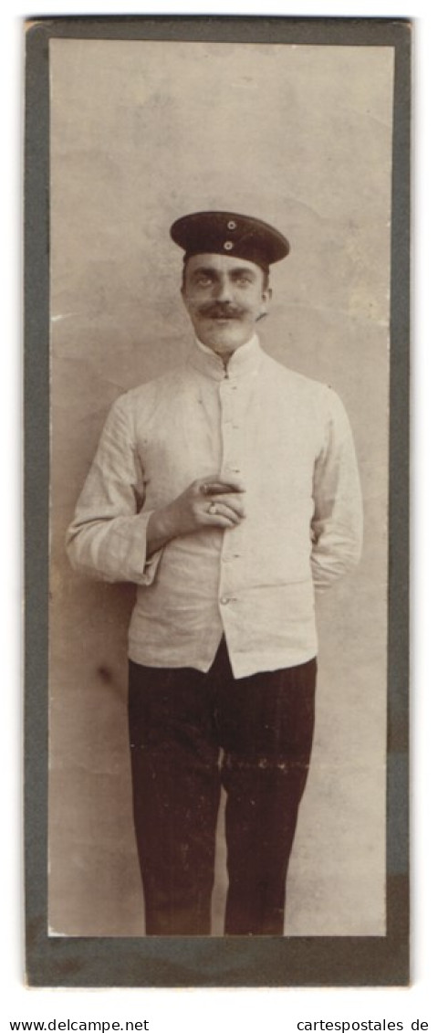 Fotografie Unbekannter Fotograf Und Ort, Portrait Soldat In Weisser Uniform Mit Hut Und Zigarre In Der Hand, 1907  - Anonieme Personen