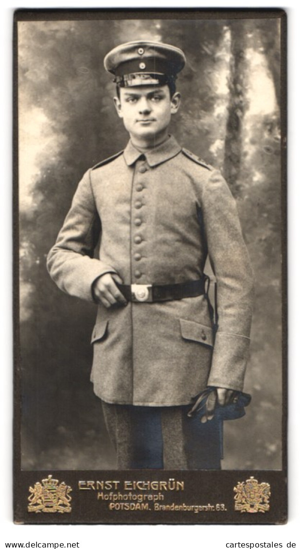 Fotografie Ernst Eichgrün, Potsdam, Brandenburgerstr. 63, Portrait Soldat In Feldgrau Uniform Mit Schirmmütze  - Anonyme Personen