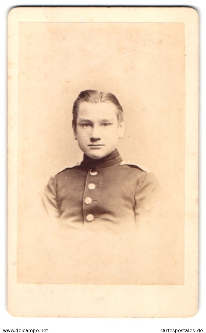 Fotografie Albert Grundner, Berlin, Leipziger-Str. 50, Portrait Junger Soldat In Uniform Mit Mittelscheitel  - Anonyme Personen