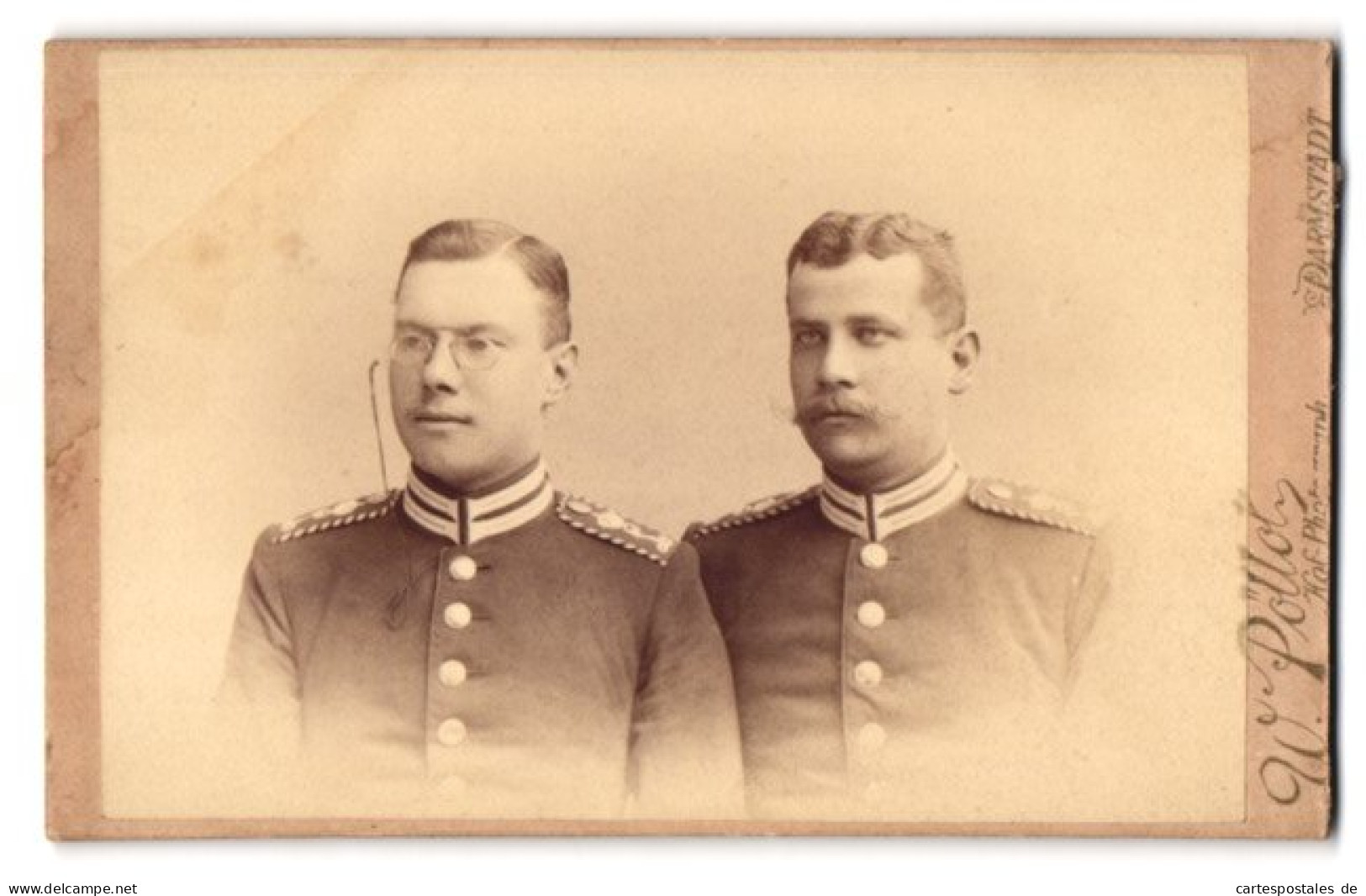 Fotografie W. Pöllot, Darmstadt, Hügelstr. 59, Portrait Einjährig-Freiwillige In Gardeuniform Mit Zwickerbrille  - Anonyme Personen