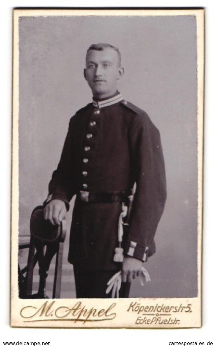 Fotografie M. Appel, Berlin, Köpenickerstr. 5, Portrait Junger Soldat In Garde Uniform Mit Bajonett Und Portepee  - Anonyme Personen