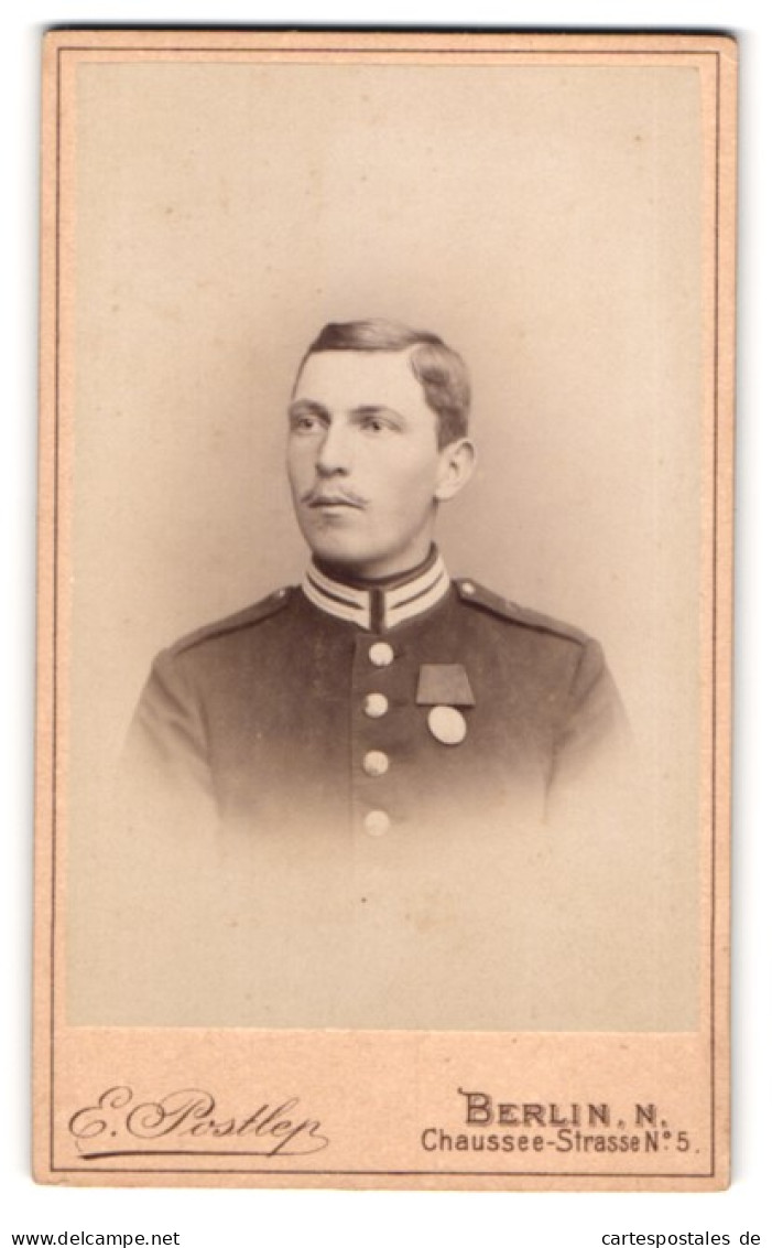 Fotografie E. Postlep, Berlin, Chaussee-Str. 5, Portrait Soldat In Garde Uniform Mit Orden An Der Brust  - Personnes Anonymes