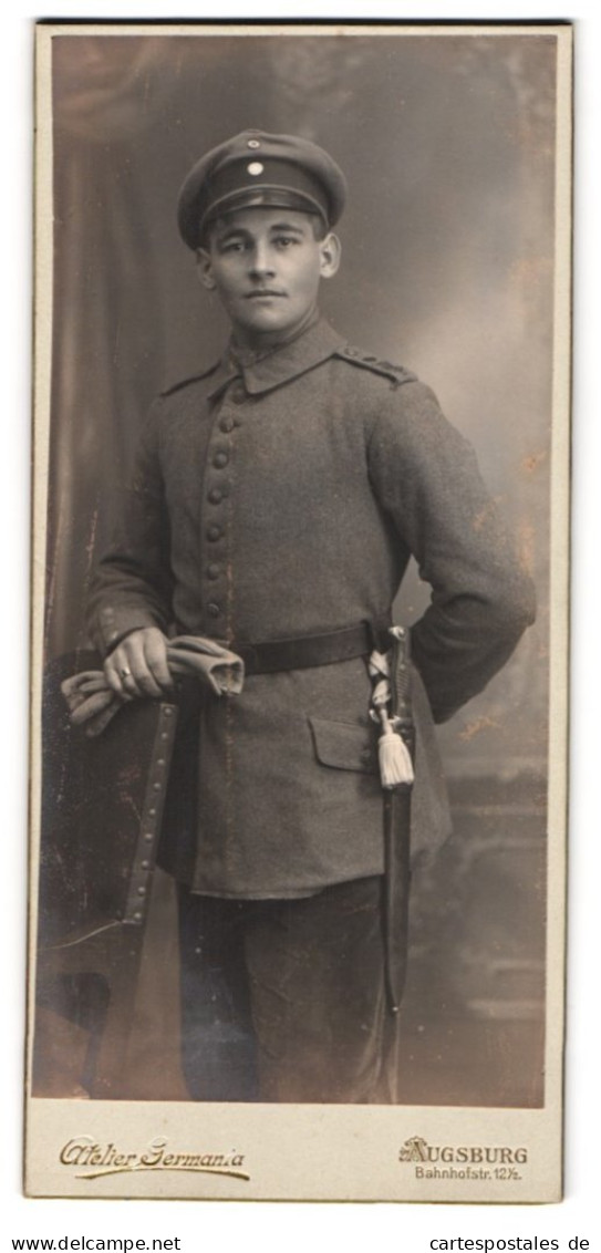 Fotografie Atelier Germania, Augsburg, Bahnhofstr. 12 1 /2, Portrait Junger Soldat In Feldgrau Uniform Mit Bajonett  - Anonieme Personen