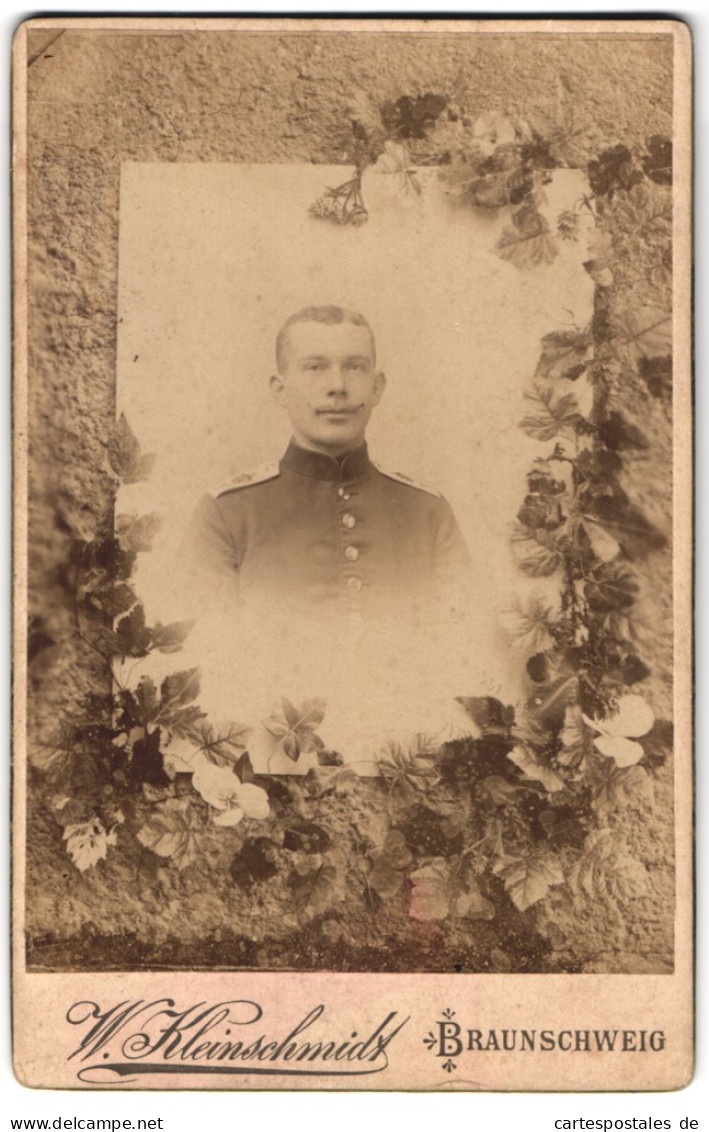 Fotografie W. Kleinschmidt, Braunschweig, Soldat In Uniform Mit Moustache Im Passepartout  - Anonyme Personen