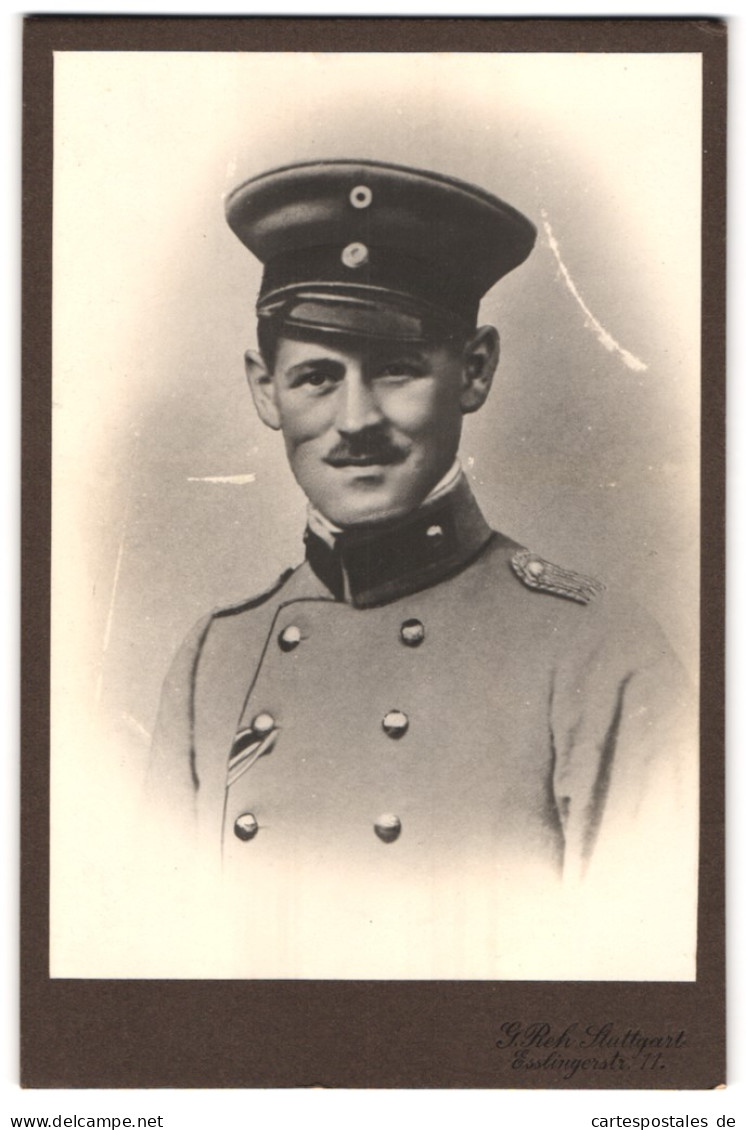 Fotografie Gustav Reh, Stuttgart, Esslingerstr. 11, Portrait Soldat In Uniform Mit Eingestecktem Orden  - Anonyme Personen