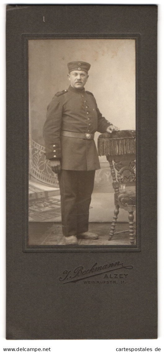 Fotografie J. Beckmann, Alzey, Weinrufstr. 11, Portrait Soldat In Uniform Mit Krätzchen  - Anonyme Personen
